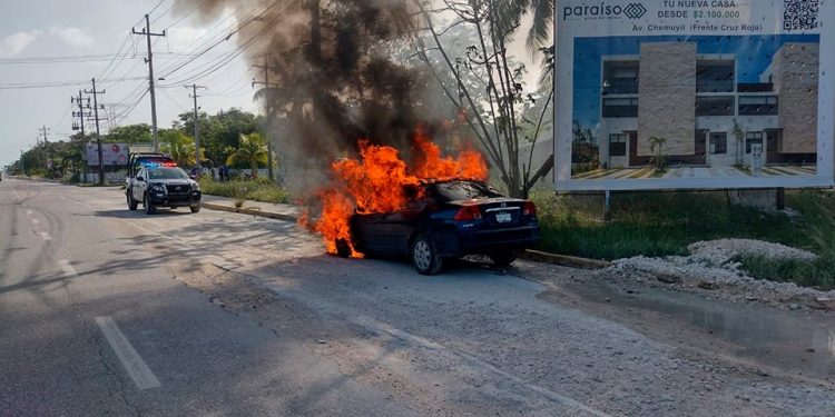 POR FALLA MECÁNICA SE INCENDIA VEHÍCULO EN PLAYA DEL CARMEN