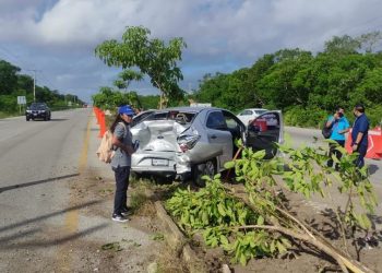 SE REPORTA UNA CHOQUE ENTRE UNA CAMIONETA Y UNA AUTO EN LA CARRETERA DE PLAYA DEL CARMEN