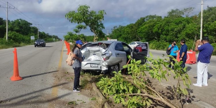 SE REPORTA UNA CHOQUE ENTRE UNA CAMIONETA Y UNA AUTO EN LA CARRETERA DE PLAYA DEL CARMEN