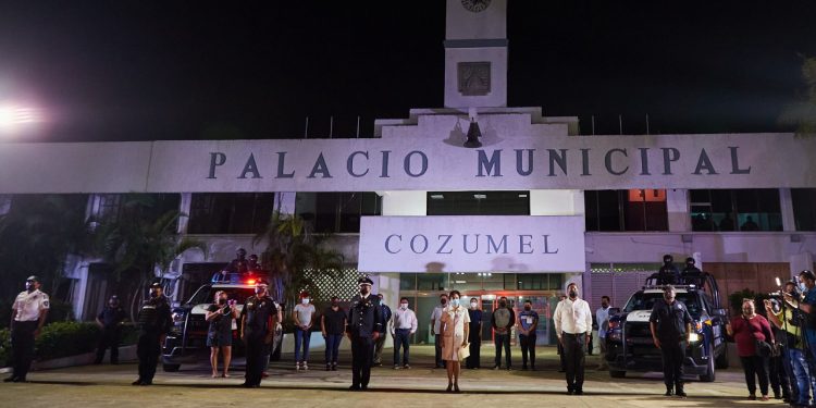 RECIBE JUANITA ALONSO MARRUFO EL MANDO DE LA POLICÍA MUNICIPAL