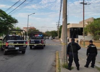 TIRAN BOLSAS CON RESTOS HUMANOS SOBRE LA AVENIDA YAXCHILÁN, EN CANCÚN