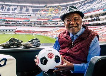 ARLINDO DOS SANTOS REVIVE EL PRIMER GOL EN EL ESTADIO AZTECA DESDE EL PALCO QUE RIFA LA LOTERÍA NACIONAL