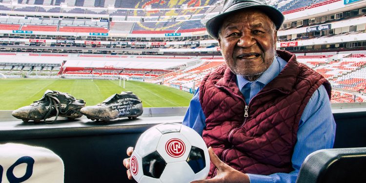 ARLINDO DOS SANTOS REVIVE EL PRIMER GOL EN EL ESTADIO AZTECA DESDE EL PALCO QUE RIFA LA LOTERÍA NACIONAL