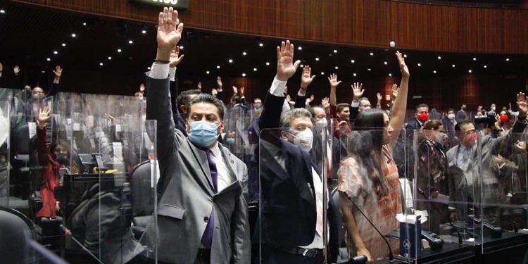 APRUEBAN LA LEY FEDERAL DE JUICIO POLÍTICO Y DECLARACIÓN DE PROCEDENCIA