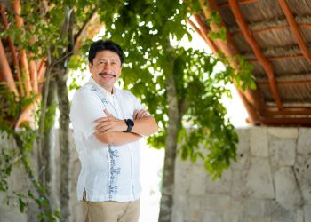 VÍCTOR MAS ENTREGA MÁS DE 65 MILLONES DE PESOS A MARCIANO DZUL