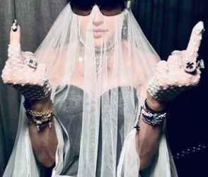 VICTOR BARRAGÁN Y MADONNA RESALTAN EN LA ALFOMBRA DE LOS VMAS 2021