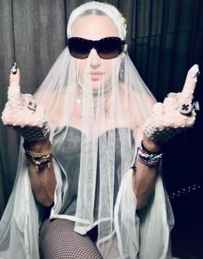 VICTOR BARRAGÁN Y MADONNA RESALTAN EN LA ALFOMBRA DE LOS VMAS 2021