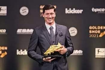 RECIBE ROBERT LEWANDOWSKI LA BOTA DE ORO