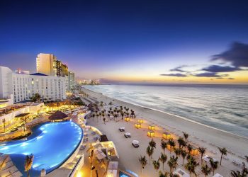 MUJER CAE DESDE UN SEGUNDO PISO EN UN HOTEL DE CANCÚN