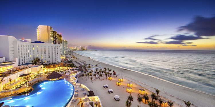 MUJER CAE DESDE UN SEGUNDO PISO EN UN HOTEL DE CANCÚN