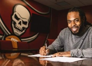 REGRESA RICHARD SHERMAN A LA NFL, FIRMA CON BUCANEROS
