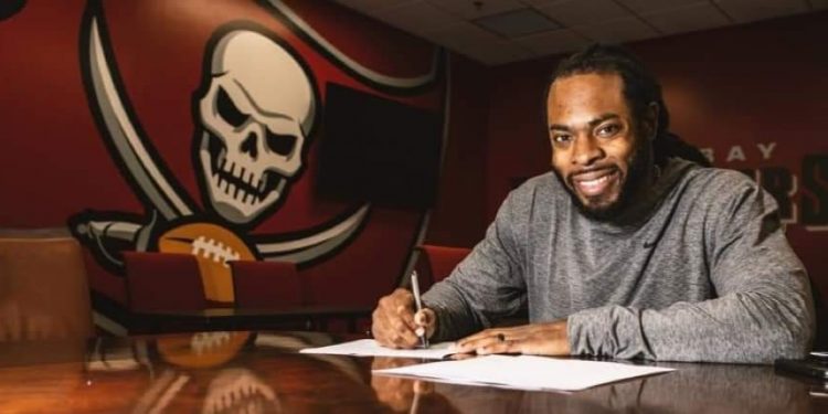 REGRESA RICHARD SHERMAN A LA NFL, FIRMA CON BUCANEROS