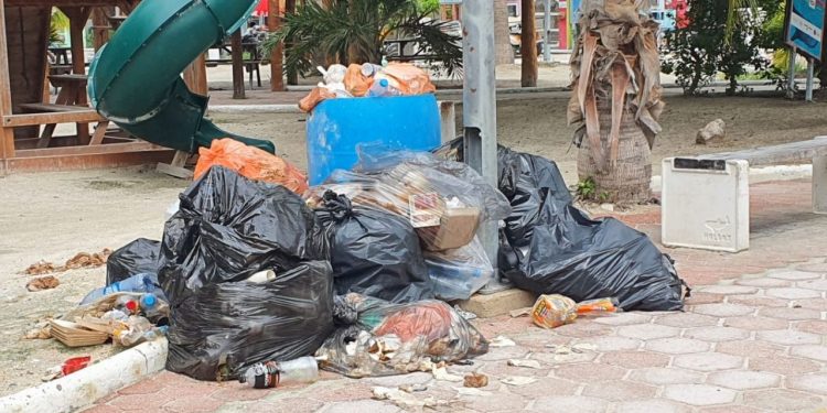 ABANDONAN EL SERVICIO DE RECOLECCIÓN DE BASURA EN HOLBOX