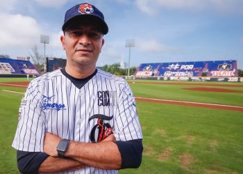 OSCAR ROBLES DEJA EL TIMÓN FELINO
