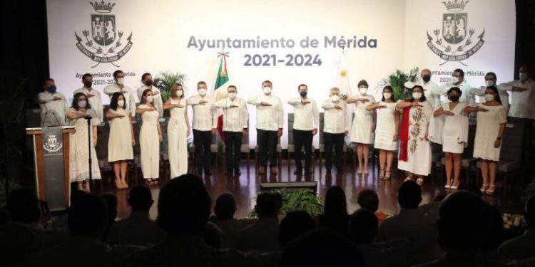 MAURICIO VILA DOSAL ACUDE A LA TOMA DE PROTESTA DEL ALCALDE DE MÉRIDA, RENÁN BARRERA CONCHA