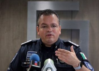 SE QUEJA ALBERTO CAPELLA EN REDES DEL SERVICIO DE AEROMÉXICO Y LO APALEAN CIBERNAUTAS