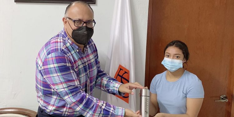 LA GLADIADORA SAMARIS FUENTES, ATLETA DEL CEDAR, RECIBE IMPORTANTE BECA PARA CONTINUAR CON SUS ESTUDIOS UNIVERSITARIOS