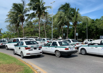 TAXISTAS BLOQUEAN ACCESO A ZONA HOTELERA