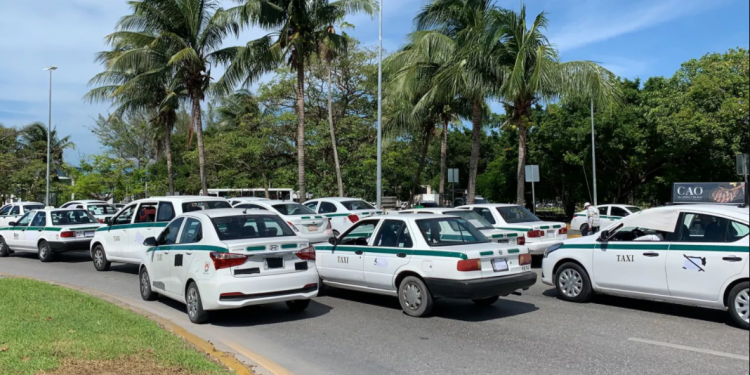 TAXISTAS BLOQUEAN ACCESO A ZONA HOTELERA