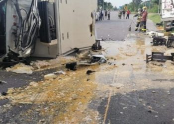 SALDO DE CUATRO LESIONADOS POR VOLCADURA DE CAMIÓN DE HUEVOS EN BULEVAR COLOSIO BAJO EL PUENTE DEL AEROPUERTO