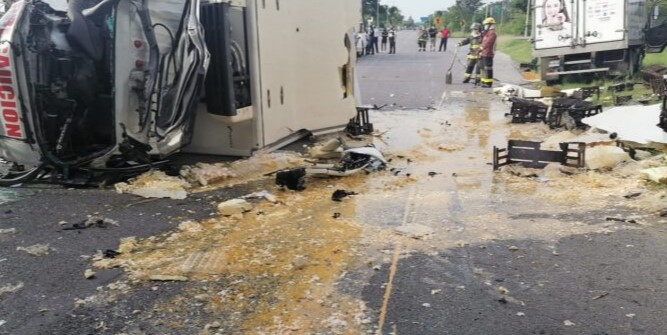 SALDO DE CUATRO LESIONADOS POR VOLCADURA DE CAMIÓN DE HUEVOS EN BULEVAR COLOSIO BAJO EL PUENTE DEL AEROPUERTO
