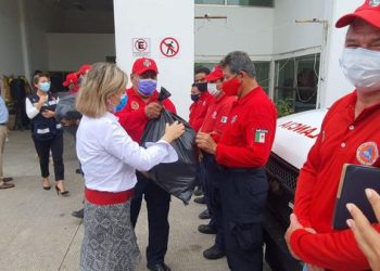 ENTREGAN DESPENSAS A BOMBEROS QUE FUERON DETENIDOS POR ROBO AL SER ACUSADOS DE MANERA INJUSTA