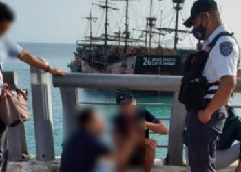 POLICÍAS IMPIDIERON QUE HOMBRE SE ARROJARÁ AL MAR DESDE UN PUENTE EN LA ZONA HOTELERA DE CANCÚN
