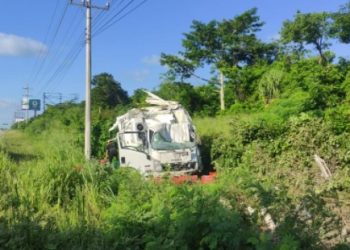 SE ACCIDENTA CAMIÓN CARGADO CON FRUTAS Y VERDURAS EN TRAMO CARRETERO DE PLAYA DEL CARMEN