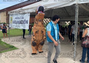 ¡AQUÍ TODOS SE VACUNAN, HASTA LOS DINOSAURIOS!