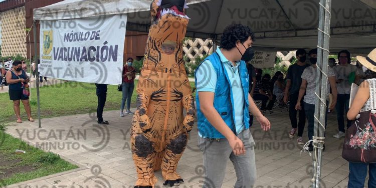 ¡AQUÍ TODOS SE VACUNAN, HASTA LOS DINOSAURIOS!