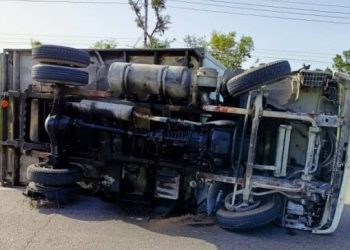 VUELCA CAMIÓN DE CARGA EN LA CARRETERA TULUM-PLAYA DEL CARMEN