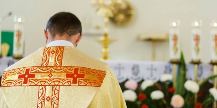 SACERDOTE DICE ‘MEJOR MATEN A SUS HIJAS’ TRAS LA DESPENALIZACIÓN DEL ABORTO