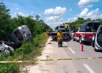 CHOQUE EN EL LIBRAMIENTO A LA AUTOPISTA DE CANCÚN DEJA UN MUERTO Y TRES LESIONADOS