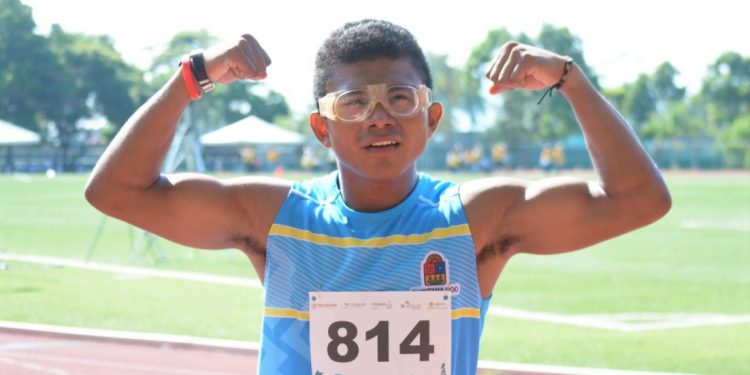 MANUEL PACHECO, MOTIVADO DE TENER EN CASA PRIMERA EDICIÓN DE PARANACIONALES