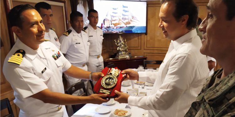 BUQUE CUAUHTÉMOC SE DESPIDE DE COZUMEL
