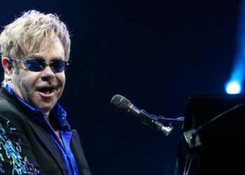 ELTON JOHN SUFRE APARATOSO ACCIDENTE; APLAZA CONCIERTOS