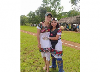 SOFTBOLISTA OLÍMPICA STEFANÍA ARADILLAS VISITÓ A LAS DIABLAS DE HONDZONOT