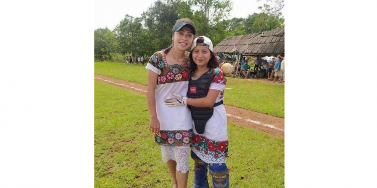 SOFTBOLISTA OLÍMPICA STEFANÍA ARADILLAS VISITÓ A LAS DIABLAS DE HONDZONOT