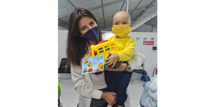 COMPARTE CEO DE V&V MEDICAL, VANESSA VARGAS FLORES CON NIÑOS DEL HOSPITAL ONCOLÓGICO DE CHETUMAL