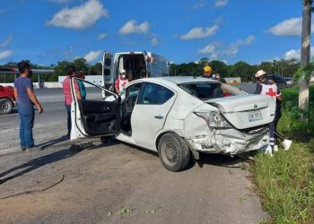 ESTÁ MAÑANA UN AUTOBÚS CHOCA CONTRA AUTOMÓVIL EN CANCÚN; SE REPORTAN TRES HERIDOS