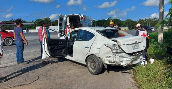ESTÁ MAÑANA UN AUTOBÚS CHOCA CONTRA AUTOMÓVIL EN CANCÚN; SE REPORTAN TRES HERIDOS