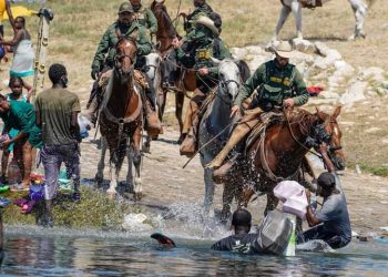A CABALLO FUERON PERSEGUIDOS CIENTOS DE MIGRANTES HAITIANOS QUE SE ENCONTRABAN EN EL CRUCE EN EL PUNTO FRONTERIZO ENTRE CIUDAD ACUÑA Y DEL RÍO, TEXAS