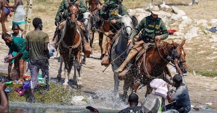 A CABALLO FUERON PERSEGUIDOS CIENTOS DE MIGRANTES HAITIANOS QUE SE ENCONTRABAN EN EL CRUCE EN EL PUNTO FRONTERIZO ENTRE CIUDAD ACUÑA Y DEL RÍO, TEXAS