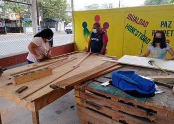CAPACITA CENEPRED A MUJERES EN CARPINTERÍA