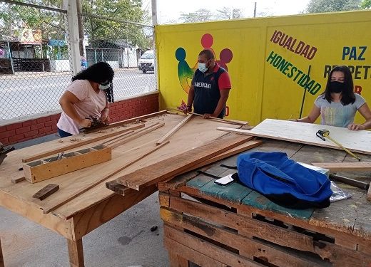 CAPACITA CENEPRED A MUJERES EN CARPINTERÍA