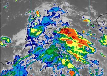 ONDA TROPICAL 27 PROVOCA LLUVIAS EN CANCÚN