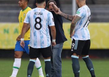 SUSPENDEN PARTIDO BRASIL-ARGENTINA, AUTORIDADES SANITARIAS IRRUMPEN EN EL CAMPO