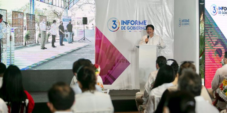 ENTREGA VICTOR MAS TAH TERCER INFORME DE GOBIERNO