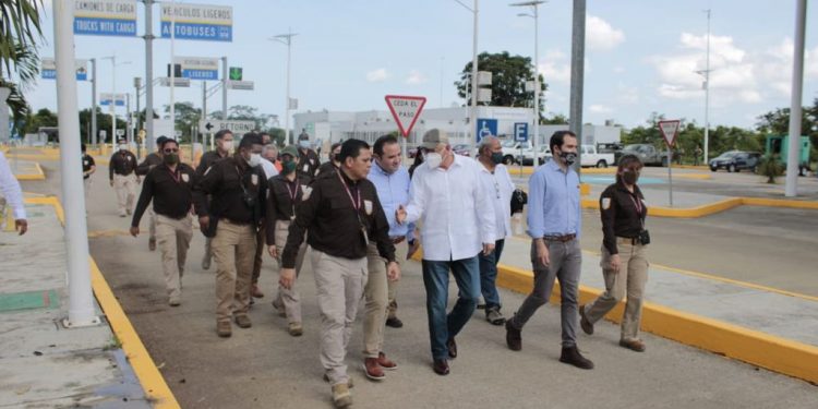 RECONOCE KENNETH SALAZAR LABOR QUE REALIZAN AGENTES FEDERALES DE MIGRACIÓN PARA ATENDER EL FLUJO MIGRATORIO EN EL SURESTE MEXICANO