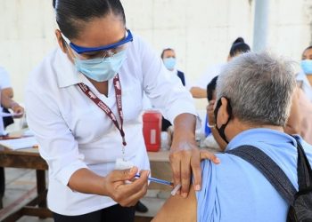 PIDE SALUD A POBLACIÓN NO CONFIARSE POR DESCENSO DE CASOS; PANDEMIA SIGUE, ADVIERTE